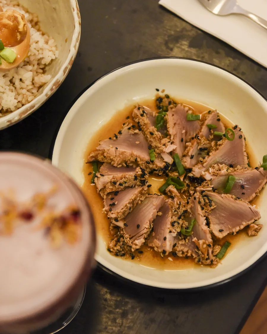 Thon mi-cuit au sésame, riz vinaigré et œuf mariné